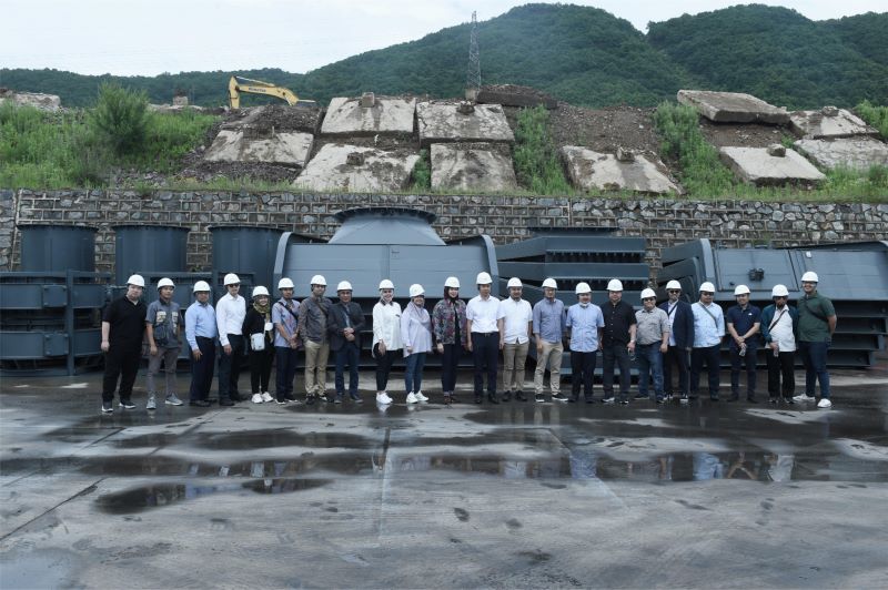 建新集团领导与印尼BMS集团、满地利银行、BRI银行、苏尔塞尔巴银行、BSI银行、帕宁银行、BJB银行、Poso公司代表团厂区合影.jpg